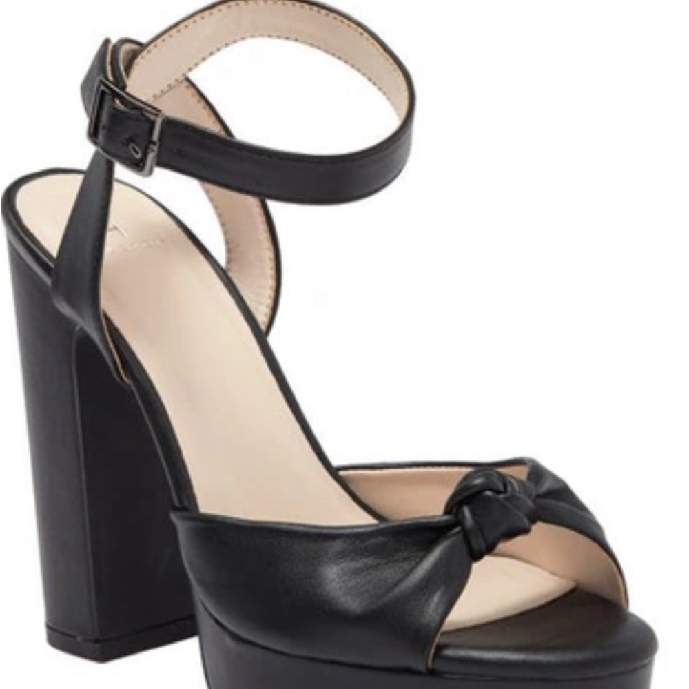 Halston platform sandal. Black. Size 7.